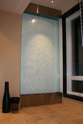 Водопады по стеклу — дарят  дизайнерский элемент в интерьере.
